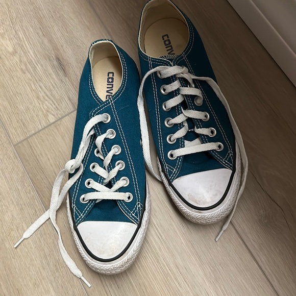 Need to be cleaned but size 7 women’s blue converse - Picture 1 of 1